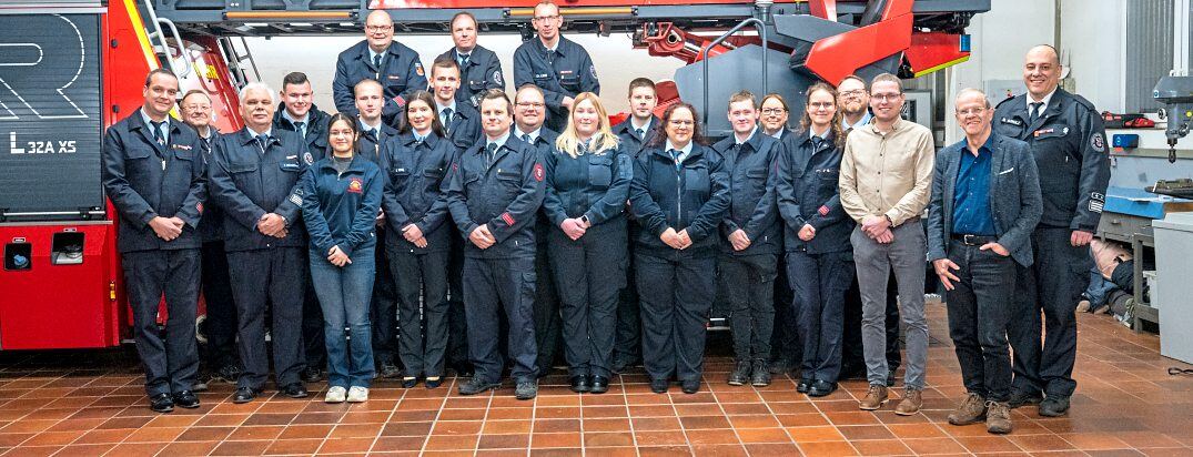 Die neu gewählte Wehrführung der Feuerwehr Niederselters, der neu gewählte Vorstand, die Neuaufnahmen und Beförderten sowie die Gäste. Foto: Peter Ehrlich