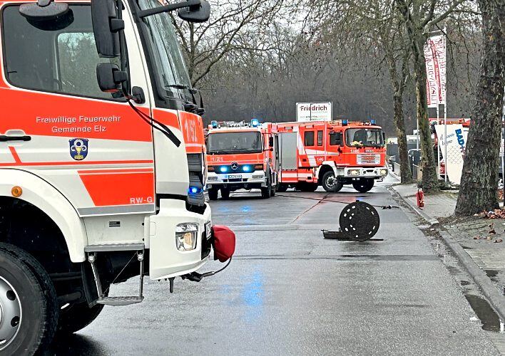 Nachdem Gasgeruch festgestellt worden war, wurde das Industriegebiet in Elz in diesem Bereich abgesperrt. Gefährliches Gas wird aber nicht festgestellt. Foto: Klaus-Dieter Häring