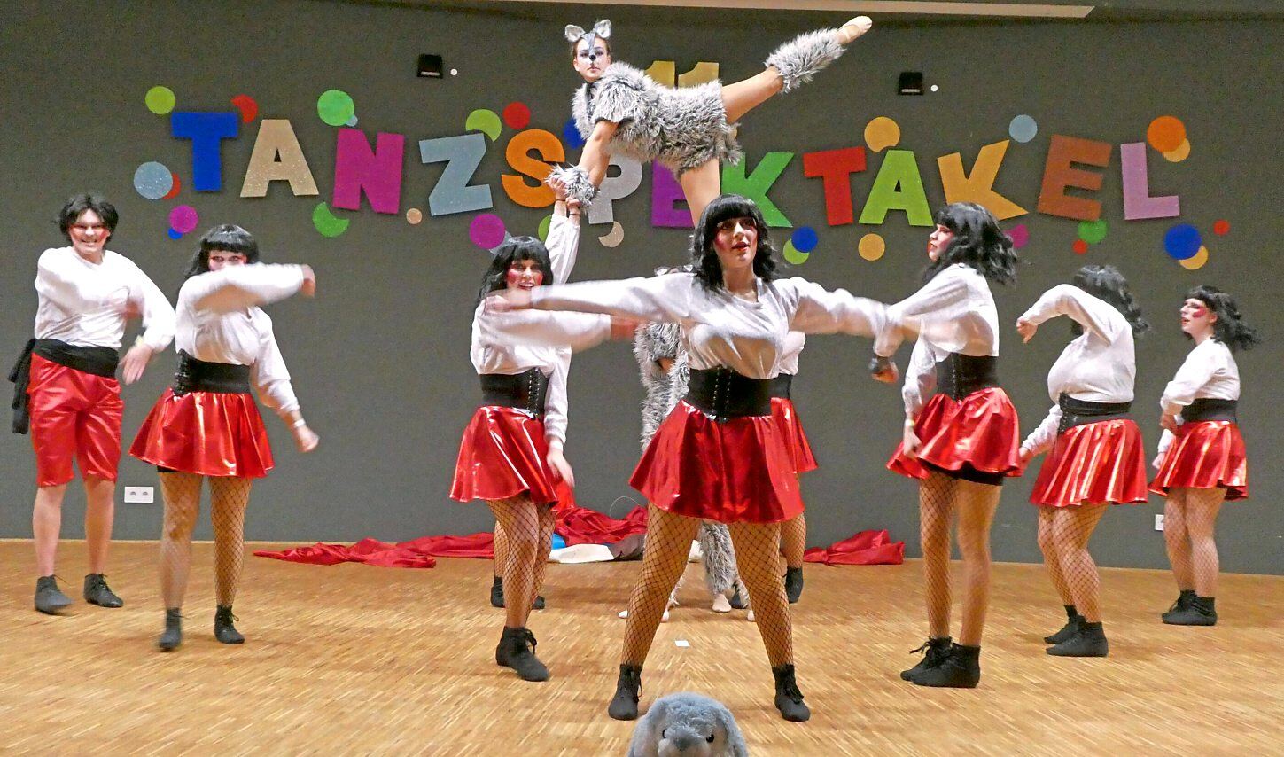 Die „wahre" Geschichte von Rotkäppchen und dem Wolf präsentieren die „Gi'orrias" aus Niederbrechen. Fotos: Peter Schäfer