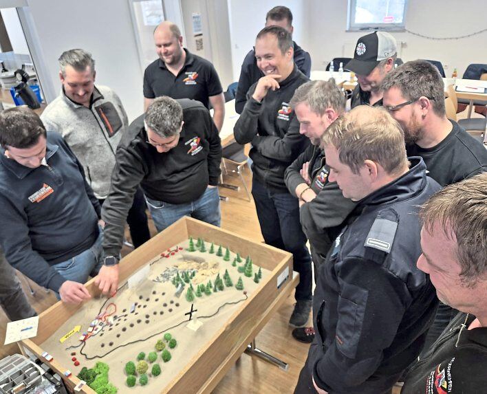 Welche Taktik im Fall eines Waldbrands anzuwenden ist, haben die Führungskräfte der Feuerwehren im Verlauf des Seminars auch am „Sandkasten“ geübt. Foto: Feuerwehren Weilmünster