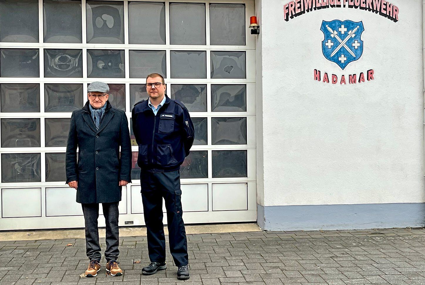 Sie freuen sich auf die neue „Feuerwache Hadamar Mitte“: Bürgermeister Michael Ruoff (links) und Stadtbrandinspektor Matthias Ammann. Foto: Anken Bohnhorst