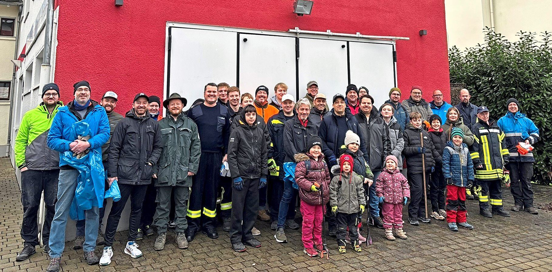 Sie alle helfen mit bei der Müllsammelaktion der Freiwilligen Feuerwehr Arfurt. Foto: Freiwillige Feuerwehr Arfurt