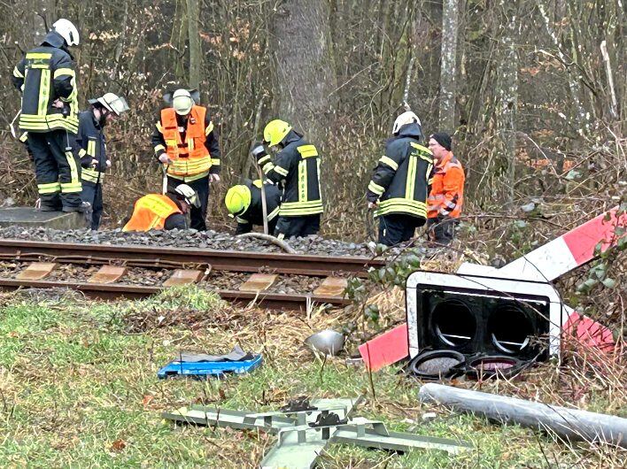 Bei Arbeiten an diesem Andreaskreuz, das bei einem Verkehrsunfall zerstört worden war, wurde der Gasgeruch bemerkt. Schnell haben Einsatzkräfte mit den Messungen begonnen. Fotos: Klaus-Dieter Häring
