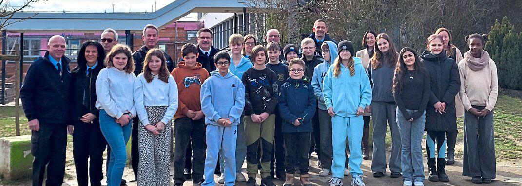 Das Gruppenbild zum Start der Feuerwehr-Schul-AG an der Freiherr-vom-Stein-Schule in Hünfelden. Die AG wird von Diethard Hofmann geleitet und von Silke Schmidt unterstützt. Foto: Silke Schmidt