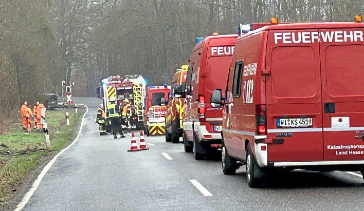 Die Straße zwischen Langendernbach und Frickhofen ist für die Zeit des Einsatzes komplett gesperrt werden. Fotos: Klaus-Dieter Häring