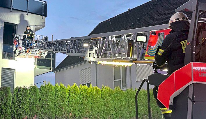 Auch mit der Drehleiter wurde der Brandherd im ersten Stock angegangen. Foto: Klaus-Dieter Häring
