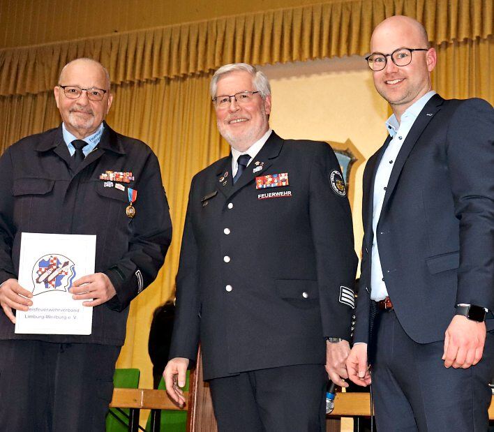 Für seinen jahrzehntelangen Einsatz für die Feuerwehr Winkels wird Joachim Prinz (links) vom stellvertretenden Vorsitzenden des Kreisfeuerwehrverbands, Michael Kintscher (Mitte), und Bürgermeister Daniel Melchert mit der Ehrenmedaille in Gold ausgezeichnet. Fotos: Dorothee Henche