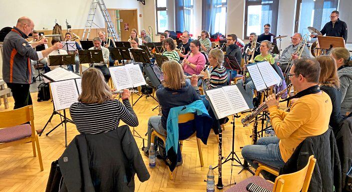 Das Orchester arbeitet in gemeinsamen Proben mit dem musikalischen Leiter Roger Böhm ein neues Programm ein. Foto: Blasorchester