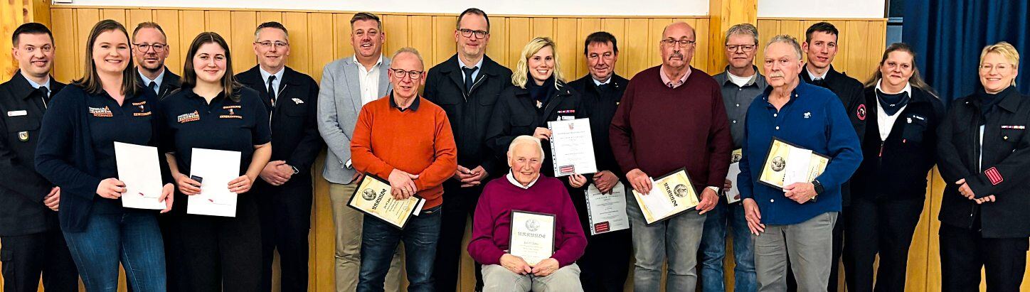 Strahlende Gesichter bei den Geehrten und Beförderten bei der JHV der Feuerwehr in Dietenhausen. Foto: Feuerwehr Dietenhausen
