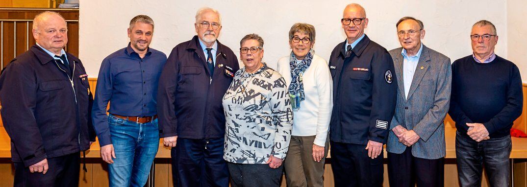 Der Vorsitzende des Fördervereins der Elzer Feuerwehr, Heinz Kunz (von links), mit den geehrten Mitgliedern Michael Gläser, Manfred und Birgit Schermuly, Undine Krämer, Dieter Geberzahn, Heinrich Kolb, Michael Mais. Foto: Klaus-Dieter Häring