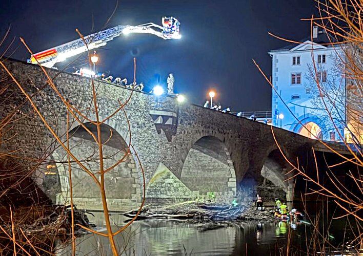 Der Kater saß hilflos auf einem Baumstamm im Treibgut vor einem der Pfeiler der alten Lahnbrücke direkt unterhalb des Brückenheiligen Nepomuk. Die Feuerwehrtaucher brachten ihn wieder ans Ufer. Die Rettungsaktion wurde auf der Brücke von zahlreichen Passanten beobachtet. Fotos: Feuerwehr Limburg