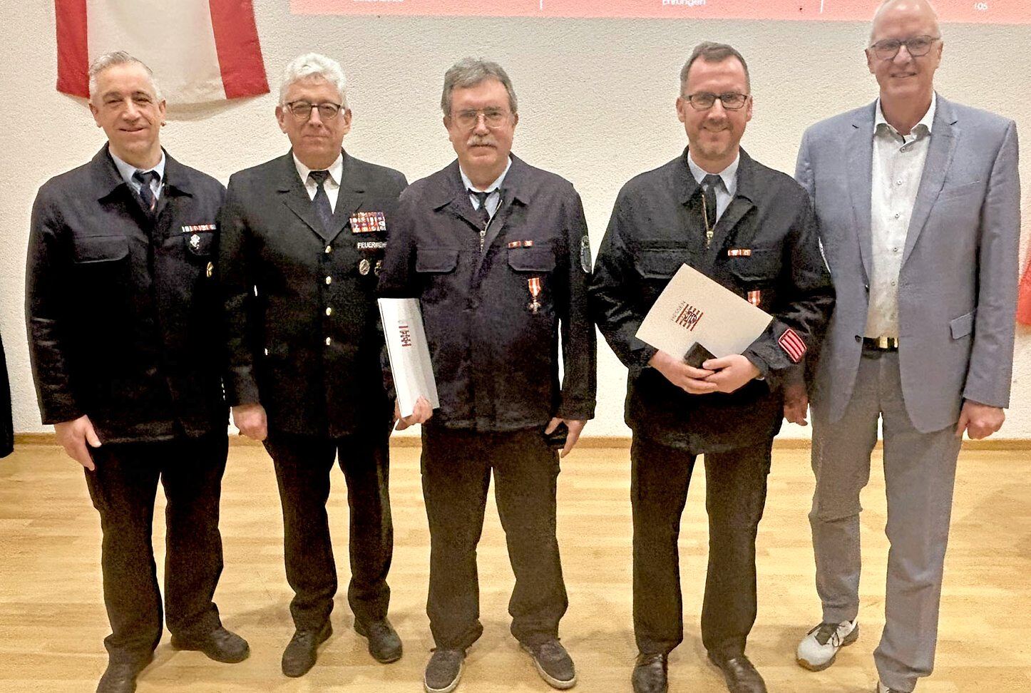 Geehrt werden sind Klaus Ahlbach und Eric Heymann (Dritter und Vierter von links) von Gemeindebrandinspektor Christoph Retagne (links), Thomas Schmidt und Bürgermeister Michael Franz (rechts). Fotos: Klaus-Dieter Häring