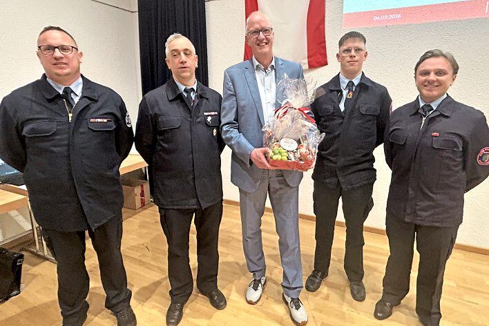 Der neu gewählte Vorstand der Beselicher Feuerwehren, mit Dennis Hofmann (von links), Christoph Retagne, Jonas Völpel (von rechts) und PaulAbel (von rechts) hat die Gelegenheit genutzt, um Michael Franz mit einem Präsent zu überraschen, der nicht mehr zur Wahl des Bürgermeisters angetreten war. Fotos: Klaus-Dieter Häring