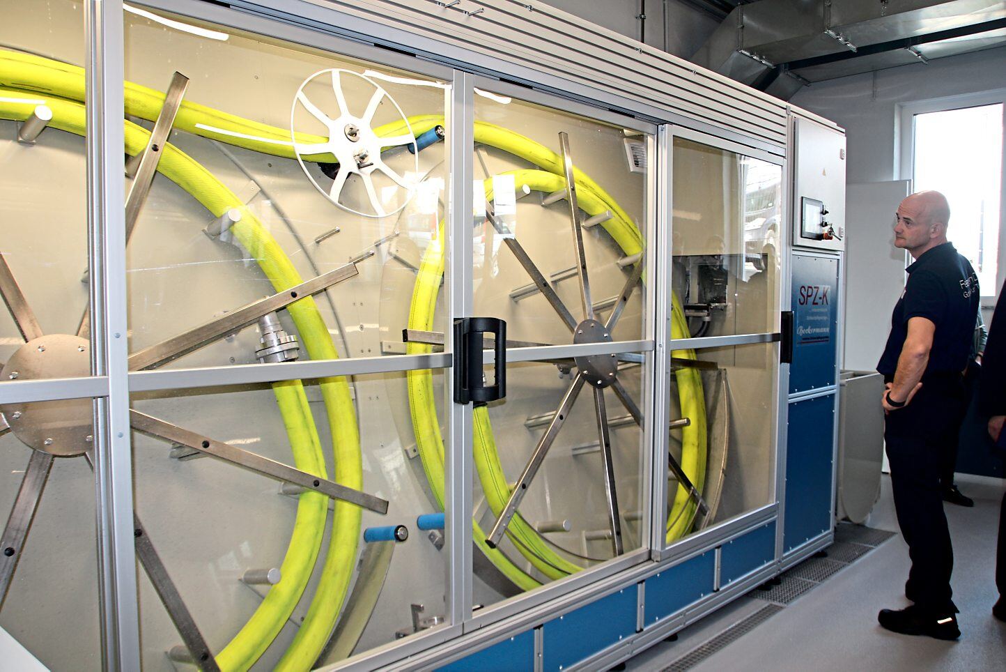 Der hauptamtliche Gerätewart Mario Urban zeigt, wie die Schlauchreinigung funktioniert. Fotos: Petra Hackert