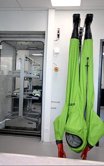 In der Kammer links werden Helme gewaschen. Rechts ein Schutzanzug. Fotos: Petra Hackert