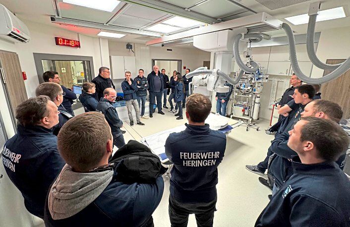 Hautnah dabei: Die Einsatzkräfte der Feuerwehr Hünfelden lassen sich die Ausstattung und die Abläufe im Schockraum des St.-Vincenz-Krankenhauses erklären. Foto: Marlen Kübeler