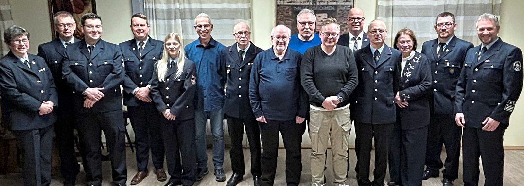 Die Geehrten der Freiwilligen Feuerwehr Niederbrechen gemeinsam mit Bürgermeister Frank Groos und Gemeindebrandinspektor Michael Gläser (von links): Vorsitzende Birgit Willems, Wehrführer Ralf Stahl, Daniel Zohner, Gerrit Schneider, Jana Gläser, Frank Willems, Robert Jung, Heino Sonnabend, Claus Schupp, Oliver Jung, Frank Groos, Volker Preßler, Ursula Königstein, Daniel Arnold und Michael Gläser. Foto: Feuerwehr Niederbrechen