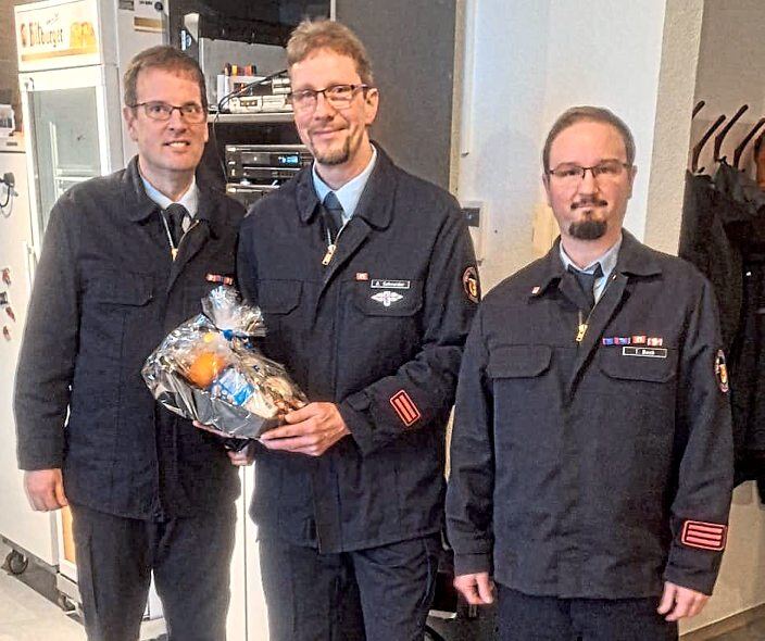 Vereinsvorsitzender Christian Bücher (links) und Jugendfeuerwehrwart Torsten Beck (rechts) danken Oliver Schneider, der nach über 30 Jahren Vorstandsarbeit sein Amt in jüngere Hände abgibt. Fotos: Freiwillige Feuerwehr Hausen