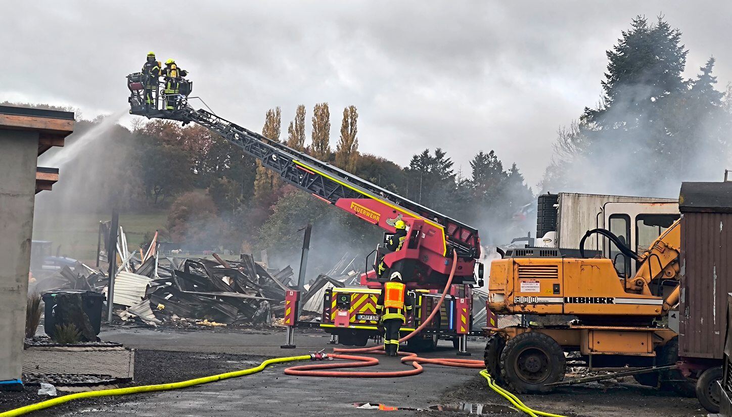 Es war der größte Einsatz der Feuerwehr Hausen: der Brand einer Lagerhalle im Ort. Fotos: Freiwillige Feuerwehr Hausen