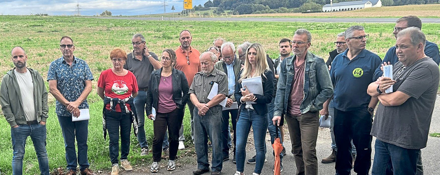 Stadtverordnete und Mitglieder der Feuerwehr Hadamar informieren sich über alternative Standorte für die neue Feuerwache der Stadt. Foto: Klaus-Dieter Häring