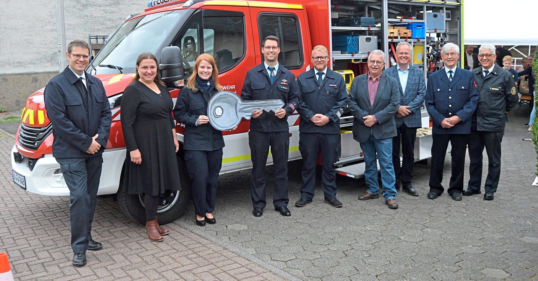 Freude über das Einsatzfahrzeug (von links): Kreisfeuerwehrverbandsvorsitzender Christian Hief, Stadträtin Stefanie George, Wehrführerin Christina Haibach, stellvertretender Wehrführer Stefan Haibach, Stadtbrandinspektor Moritz Dreiling, Ortsvorsteher Lothar Hautzel, Pfarrer Martin Frölich, Herbert Friedrich und Thomas Groß. Foto: Andreas E. Müller