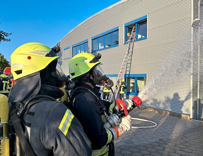 Hauptaugenmerke wurden auf Personenrettung sowie Löschen der Flammen gelegt. Foto: Klaus-Dieter Häring