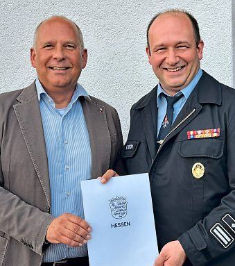Innenminister Roman Poseck (links) hat für Wehrführer Marc Koch eine finanzielle Unterstützung für die Feuerwehr dabei. Fotos: Klaus-Dieter Häring