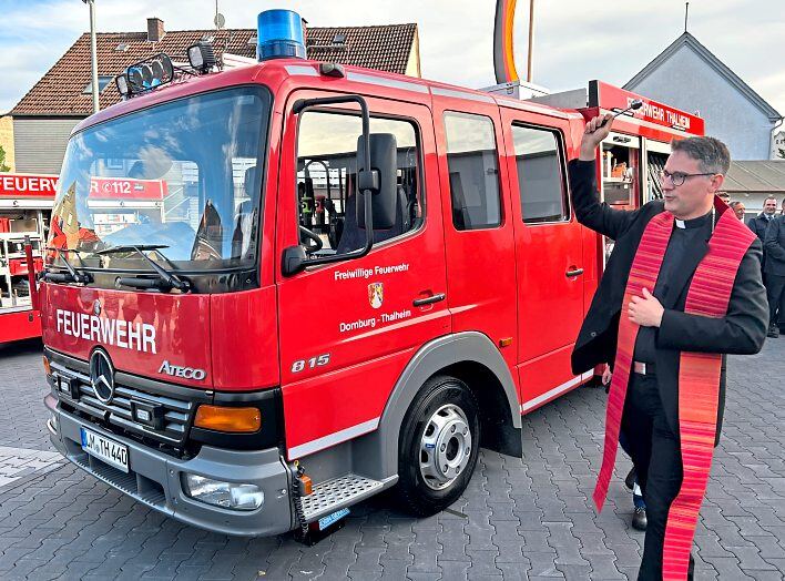 Pfarrer Walter Simon segnet die neue Fahrzeughalle und das neue Einsatzfahrzeug ein. Fotos: Klaus-Dieter Häring