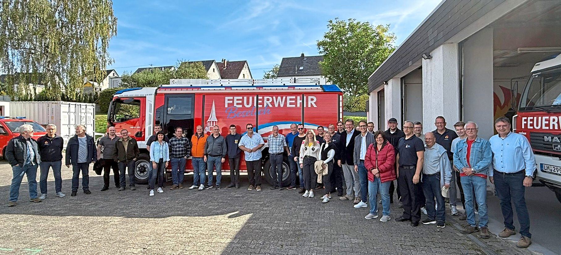 Auf dem Gelände der Obertiefenbacher Feuerwehr wird das neue  Feuerwehrfahrzeug präsentiert, über das die Floriansjünger seit August verfügen. Demnächst wird es einen Festakt zur offiziellen Übernahme geben. Fotos: Peter Schäfer
