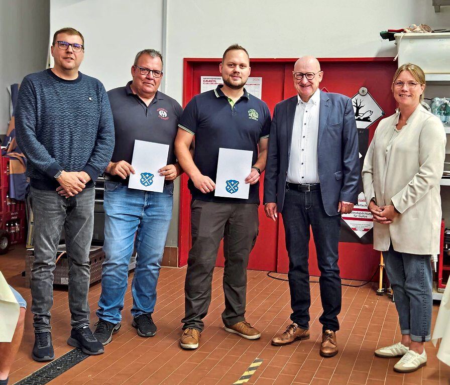 von links): Stadtbrandinspektor Matthias Ammann, erster stellvertretender Wehrführer von Steinbach Ralf Becker, zweiter stellvertretender Wehrführer von Hadamar Fabian Skorno, Bürgermeister Michael Ruoff und die Erste Stadträtin Andrea Ammann (beide CDU). Fotos: Stadt Hadamar
