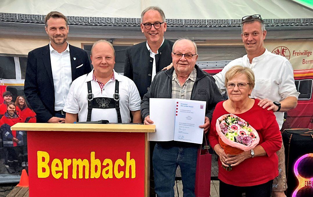 Überreichung des Landesehrenbriefs (von links): der Weilburger Bürgermeister Johannes Hanisch, der stellvertretende Wehrführer Markus Cromm, Landrat Michael Köberle, Erich Cromm mit Ehefrau Ingrid und Wehrführer Björn Dick. Foto: Landkreis