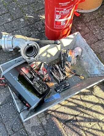 Die verschmorten Akkus, die vermutlich wegen Überhitzung Feuer gefangen hatten. Foto: Klaus-Dieter Häring