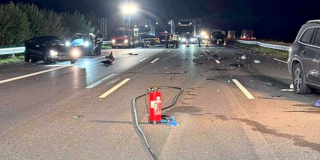 Auf der Bundesautobahn 3 in Fahrtrichtung Köln ist es in der Nacht zu Dienstag zu einem Verkehrsunfall gekommen, in Folge dessen ein 65-jähriger Mann tödlich verletzt wurde. Foto: Feuerwehr Brechen