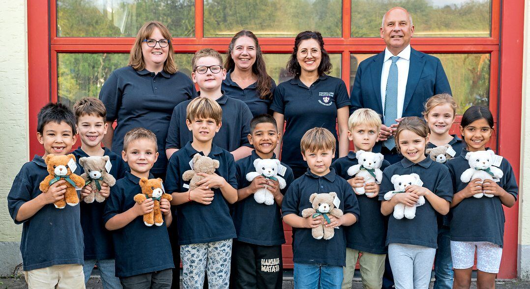 Die Kinder und die Betreuerinnen freuen sich über die „Rettungsteddys“, die ihnen Innenminister Roman Poseck geschenkt hat. Foto: Frank Zinn
