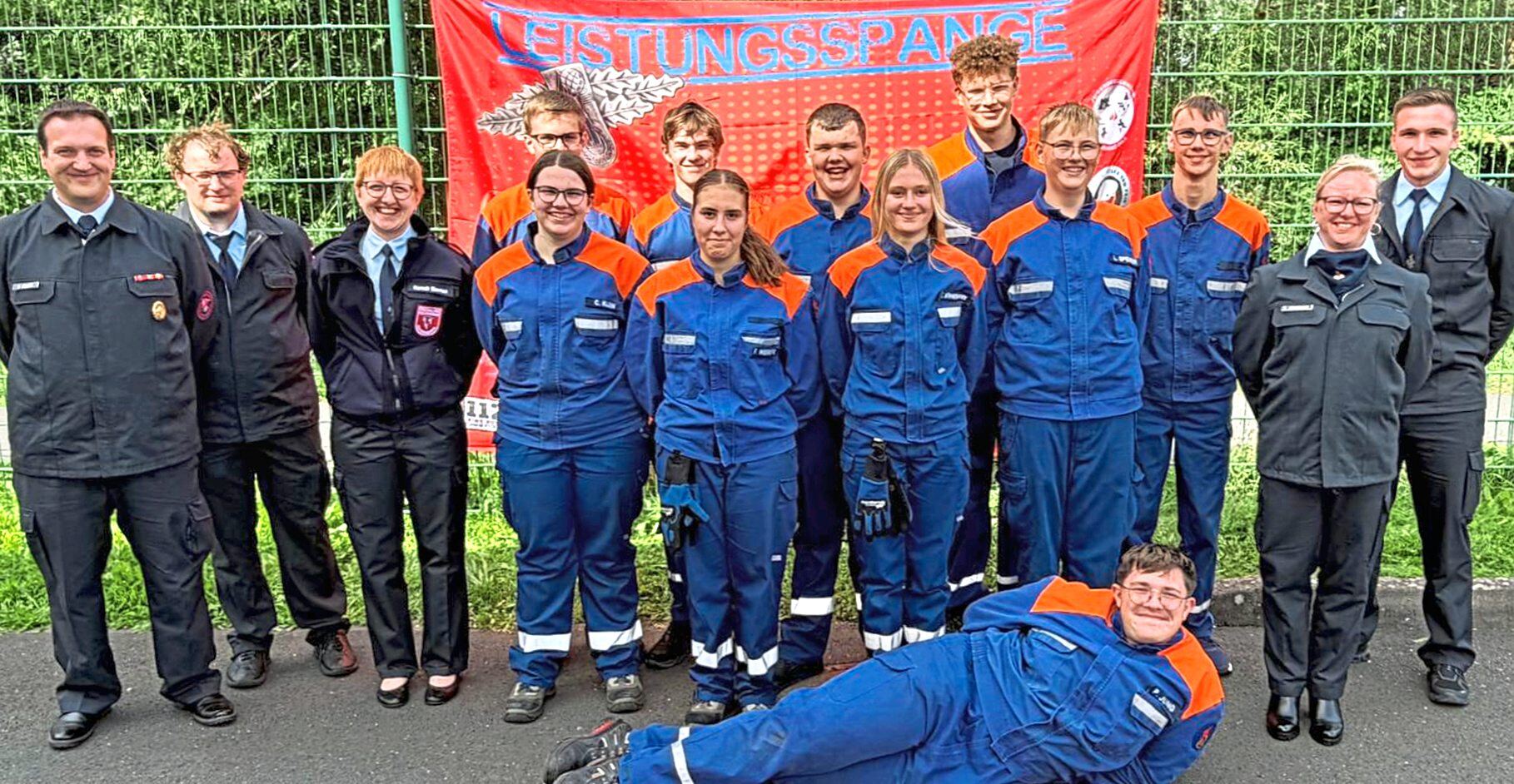 Zehn Jugendliche bestehen das höchste Abzeichen, das es in der Jugendfeuerwehr gibt Foto: Feuerwehr Weinbach