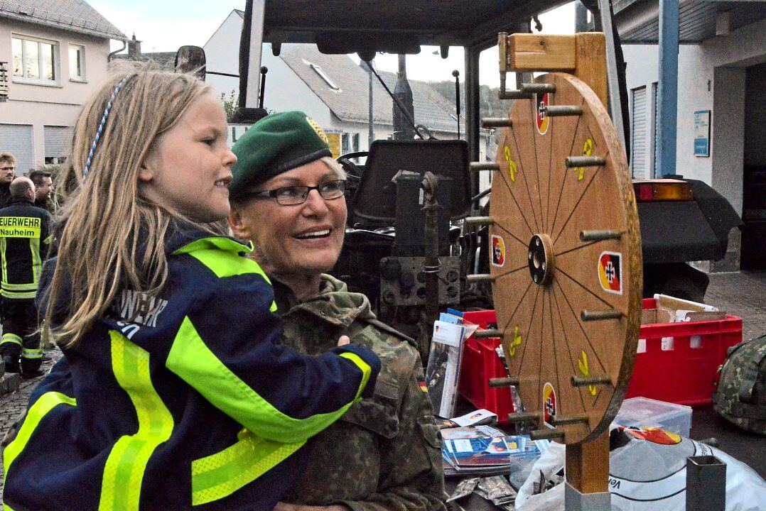 Bevor sie sich auf den Weg zur Burg macht, dreht die sechsjährige Zoe von der Kinderfeuerwehr Mengerskirchen noch am Glücksrad der Reservisten. Fotos: Andreas E. Müller